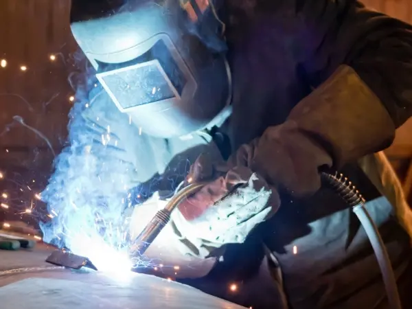 cómo soldar tuberías de acero al carbono, métodos de soldadura de acero al carbono, SMAW vs GMAW, preparación de la superficie de la tubería, defectos en tuberías de acero al carbono